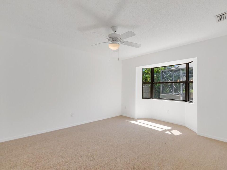 Activo con contrato: $449,000 (3 camas, 2 baños, 1690 Pies cuadrados)