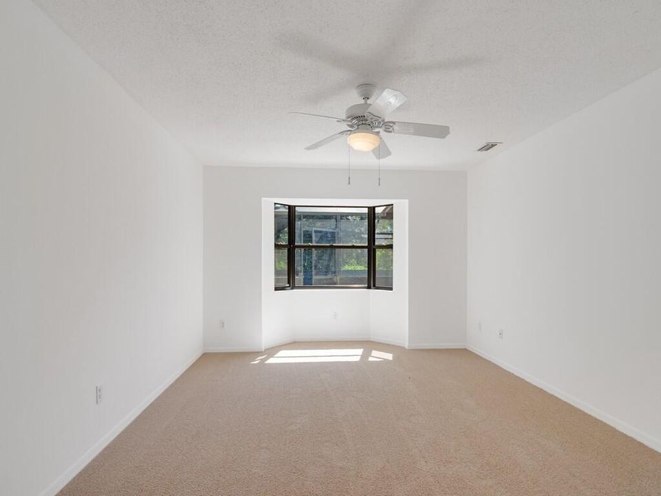 Activo con contrato: $449,000 (3 camas, 2 baños, 1690 Pies cuadrados)