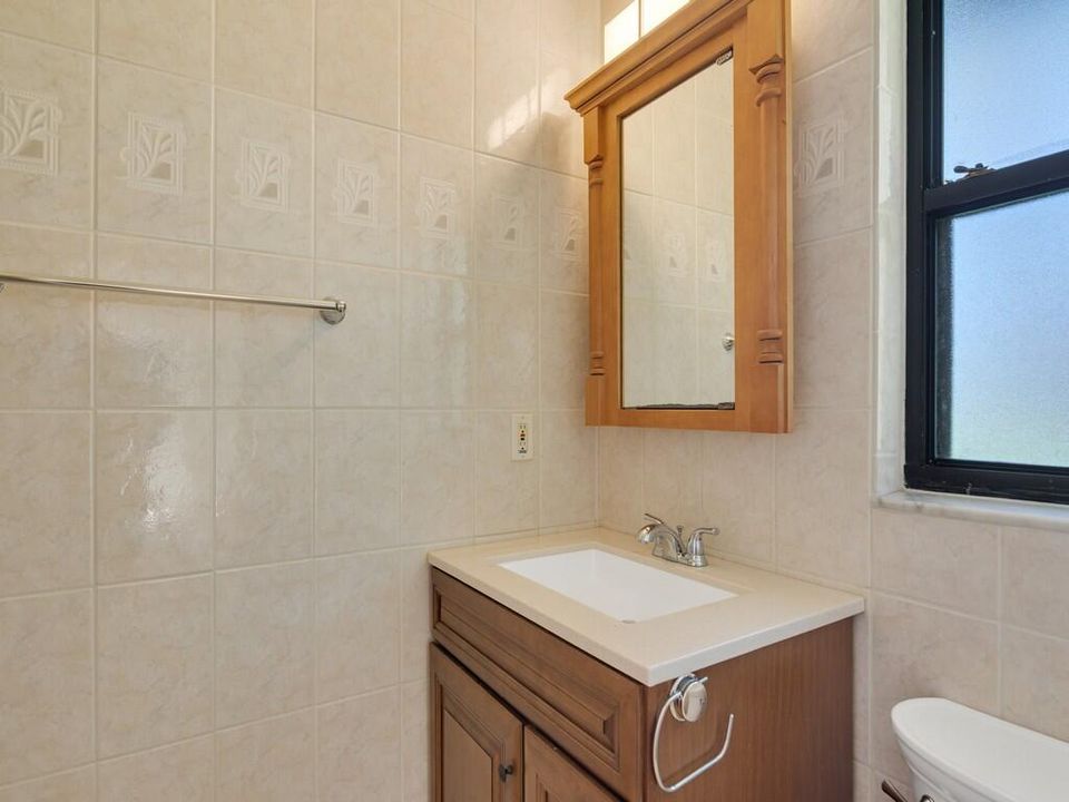 Activo con contrato: $449,000 (3 camas, 2 baños, 1690 Pies cuadrados)