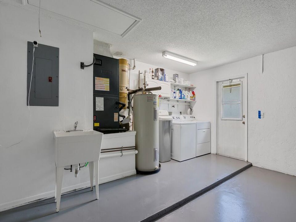 Activo con contrato: $449,000 (3 camas, 2 baños, 1690 Pies cuadrados)