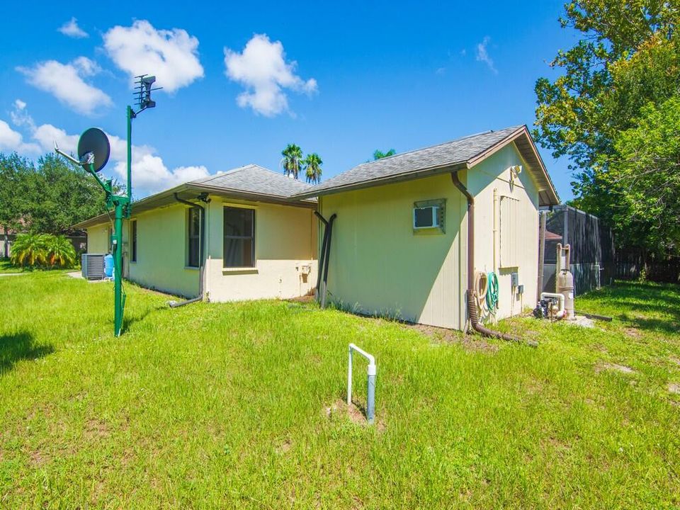 Activo con contrato: $449,000 (3 camas, 2 baños, 1690 Pies cuadrados)