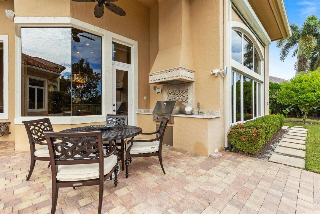 Под контрактом: $1,850,000 (3 спален, 4 ванн, 4360 Квадратных фут)