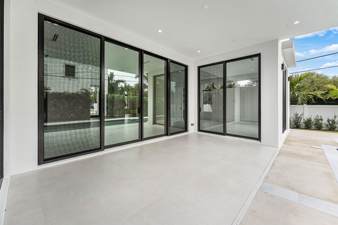 For Sale: $5,695,000 (5 beds, 6 baths, 5228 Square Feet)