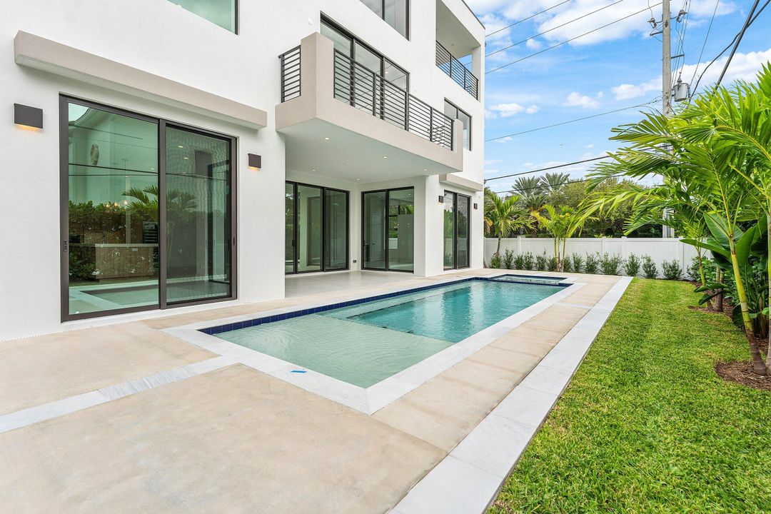 For Sale: $5,695,000 (5 beds, 6 baths, 5228 Square Feet)