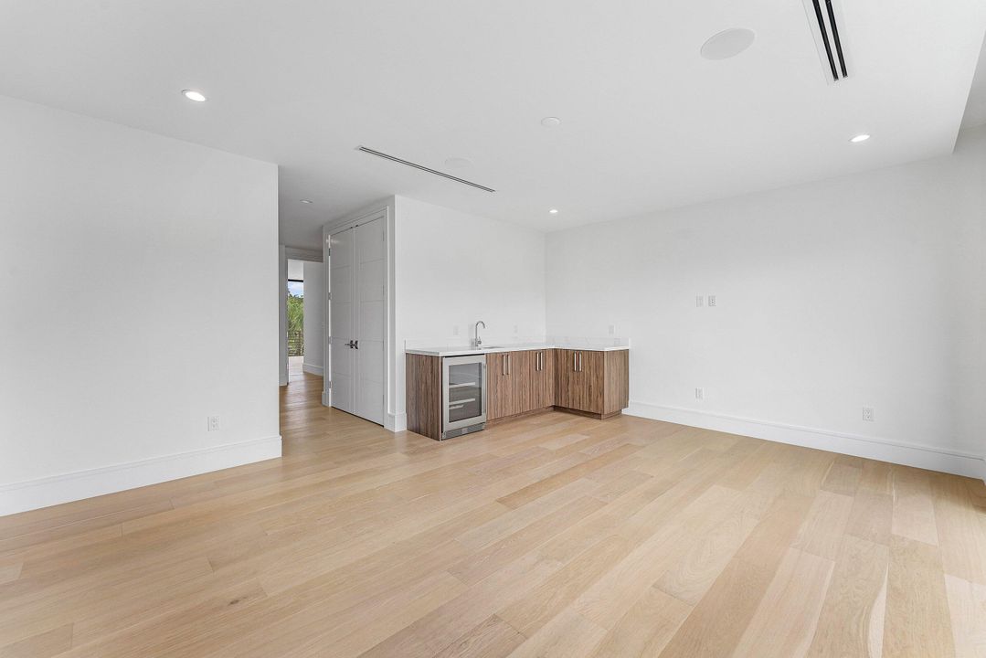 For Sale: $5,695,000 (5 beds, 6 baths, 5228 Square Feet)