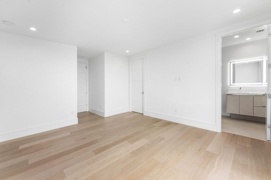 For Sale: $5,695,000 (5 beds, 6 baths, 5228 Square Feet)