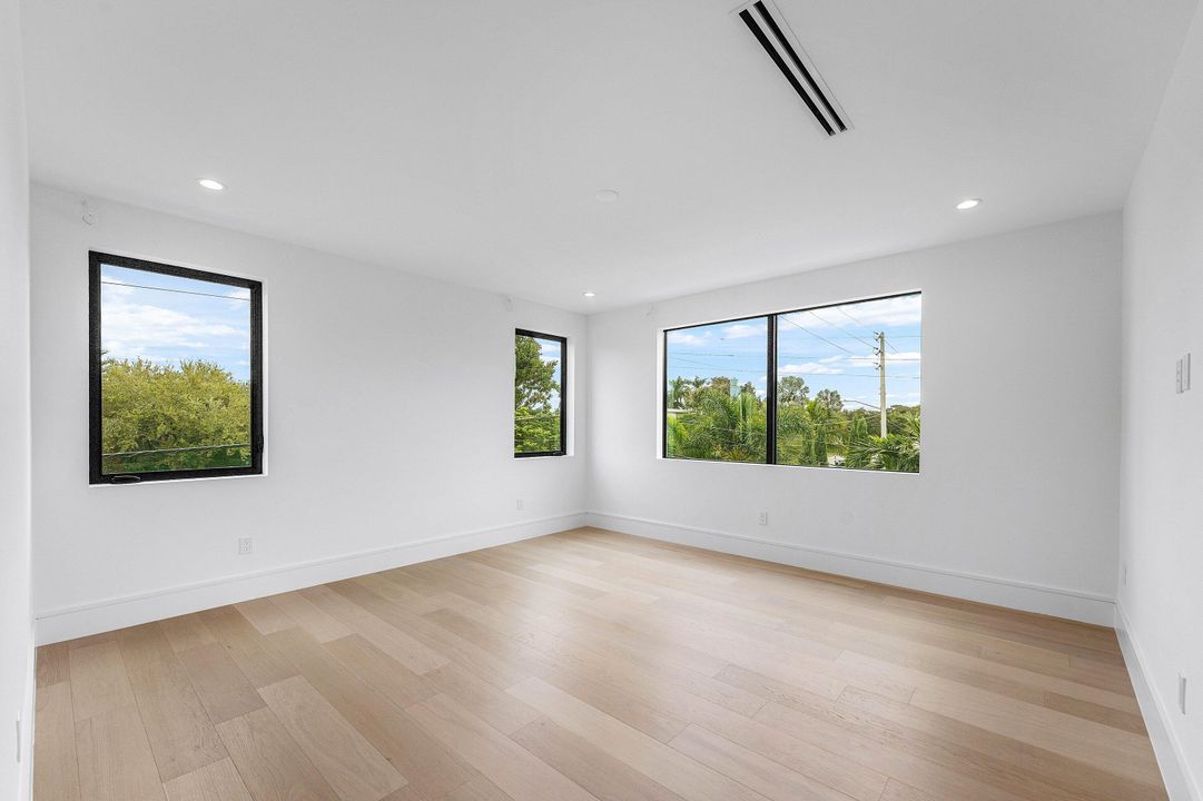 For Sale: $5,695,000 (5 beds, 6 baths, 5228 Square Feet)