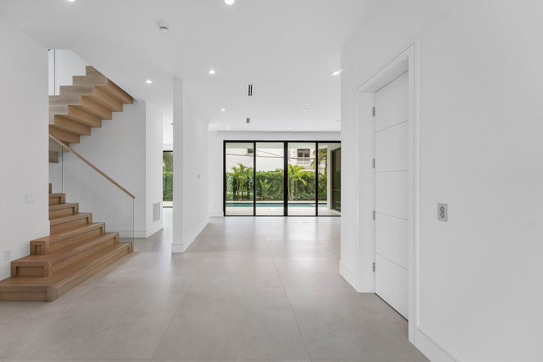 For Sale: $5,695,000 (5 beds, 6 baths, 5228 Square Feet)