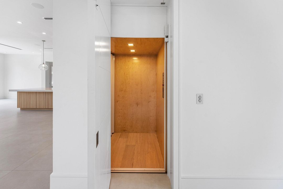 For Sale: $5,695,000 (5 beds, 6 baths, 5228 Square Feet)