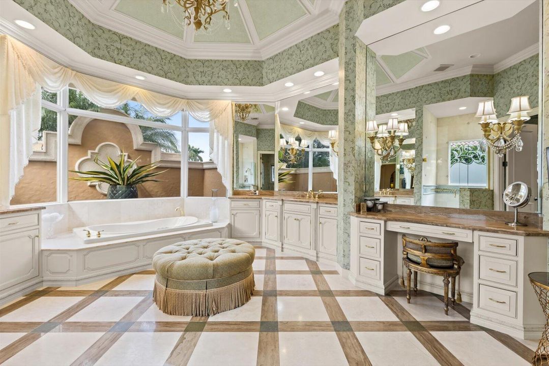 Под контрактом: $1,850,000 (3 спален, 4 ванн, 4360 Квадратных фут)