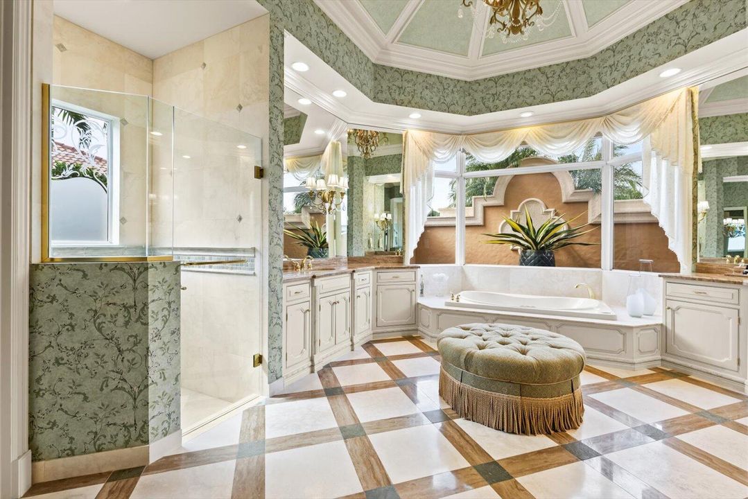 Под контрактом: $1,850,000 (3 спален, 4 ванн, 4360 Квадратных фут)