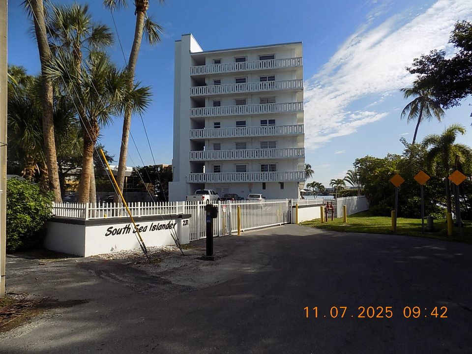 For Sale: $196,000 (2 beds, 2 baths, 950 Square Feet)