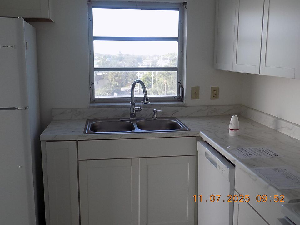 For Sale: $196,000 (2 beds, 2 baths, 950 Square Feet)