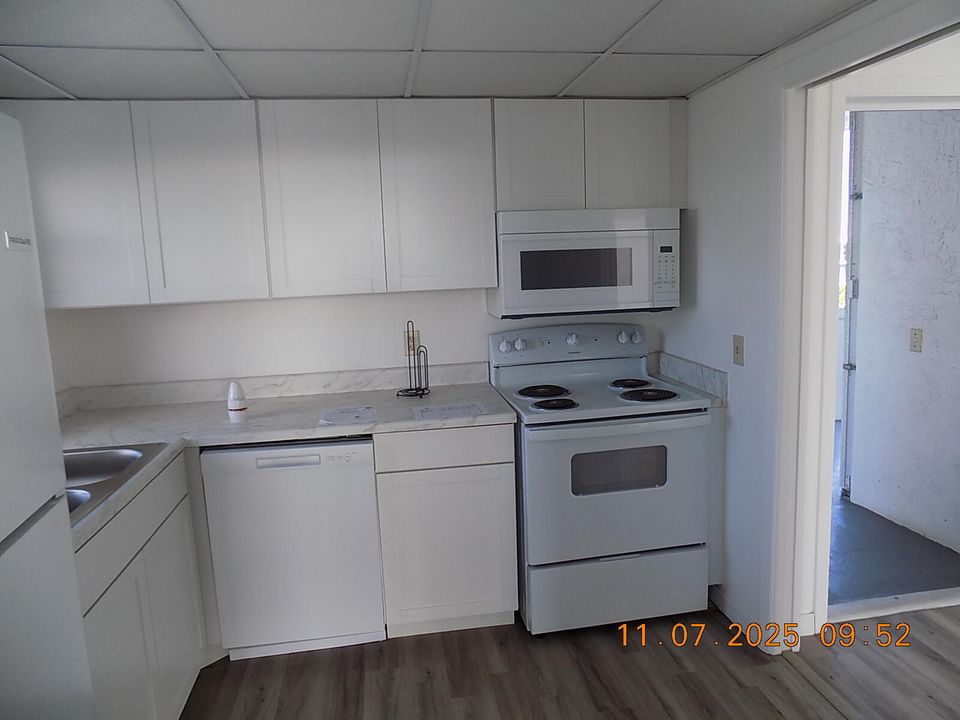 For Sale: $196,000 (2 beds, 2 baths, 950 Square Feet)