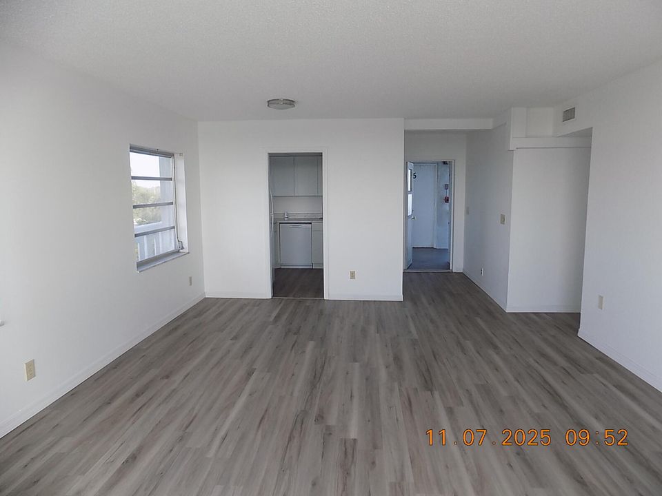 For Sale: $196,000 (2 beds, 2 baths, 950 Square Feet)