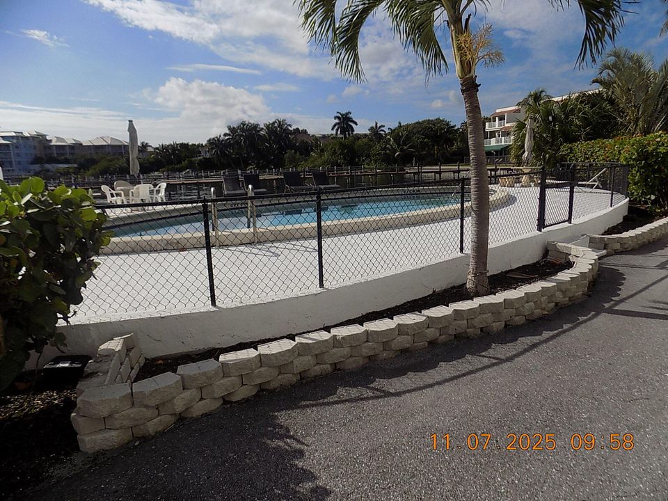 For Sale: $196,000 (2 beds, 2 baths, 950 Square Feet)