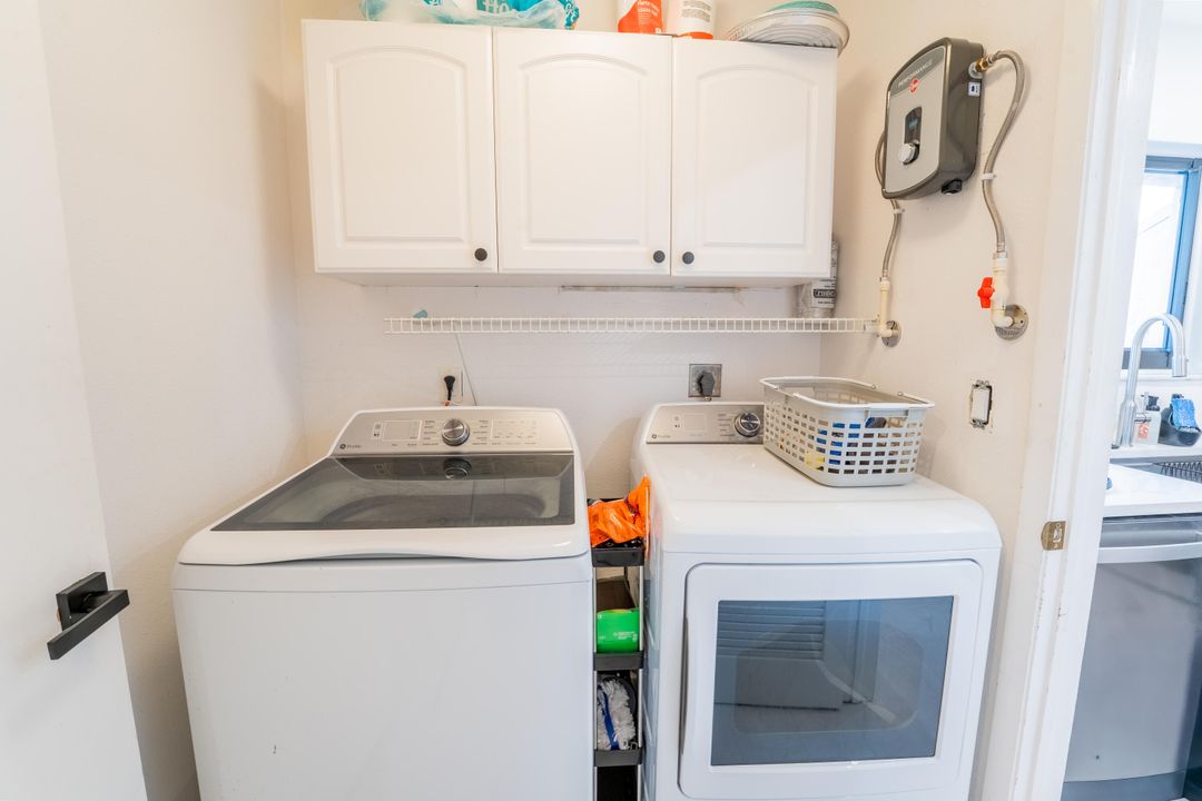 На продажу: $299,000 (2 спален, 2 ванн, 1378 Квадратных фут)