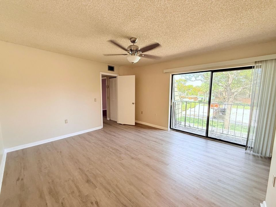 Active With Contract: $1,895 (2 beds, 2 baths, 1236 Square Feet)