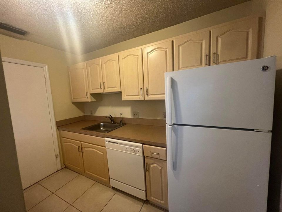 For Rent: $1,750 (1 beds, 1 baths, 758 Square Feet)
