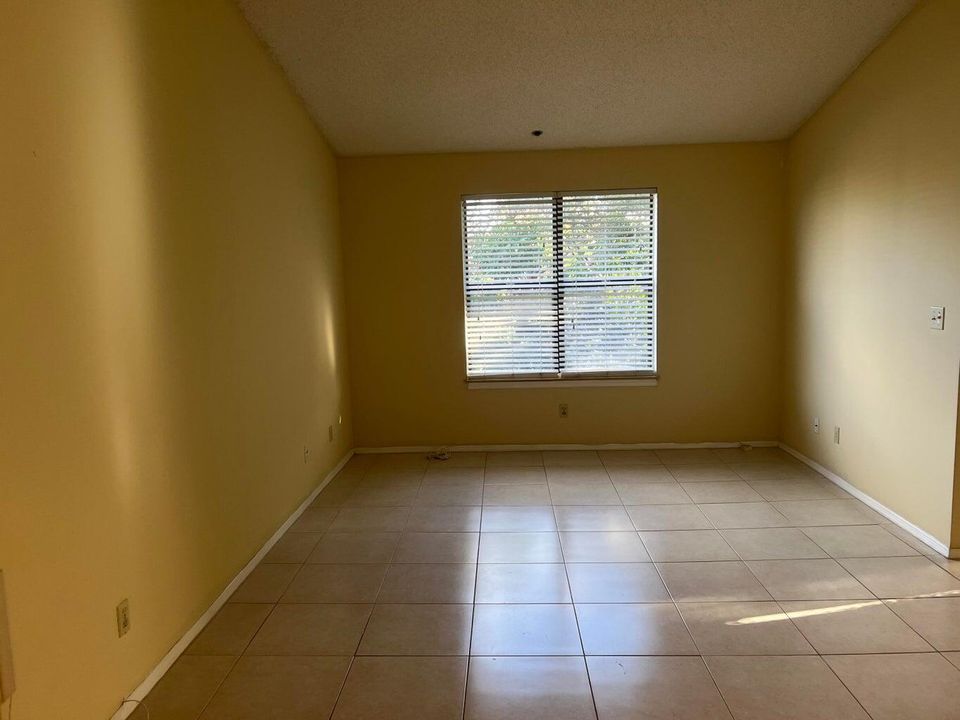 For Rent: $1,750 (1 beds, 1 baths, 758 Square Feet)