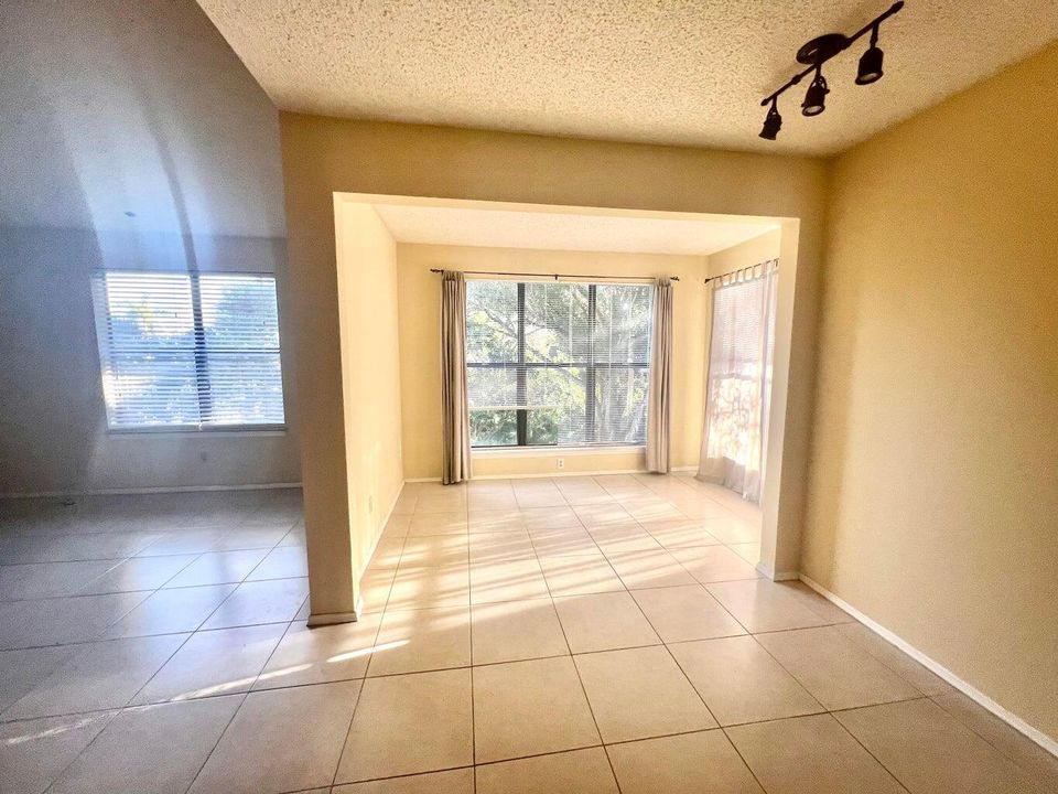 For Rent: $1,750 (1 beds, 1 baths, 758 Square Feet)