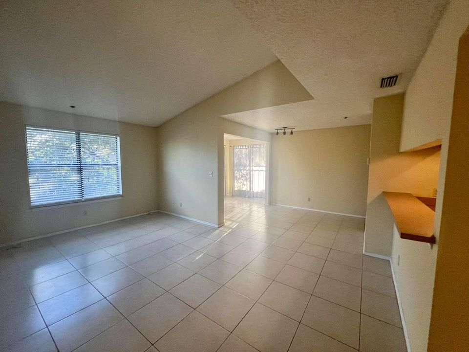 For Rent: $1,750 (1 beds, 1 baths, 758 Square Feet)