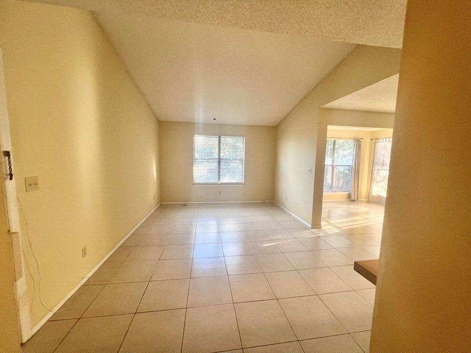 For Rent: $1,750 (1 beds, 1 baths, 758 Square Feet)