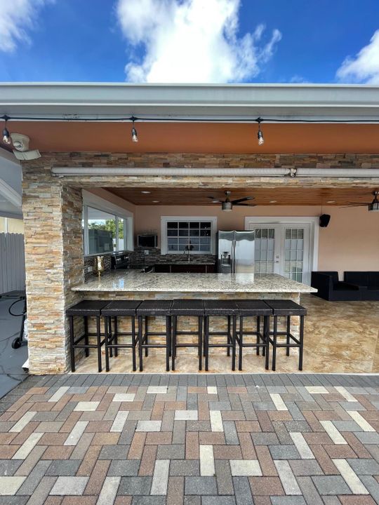 合同活跃: $3,500 (3 贝兹, 3 浴室, 1440 平方英尺)