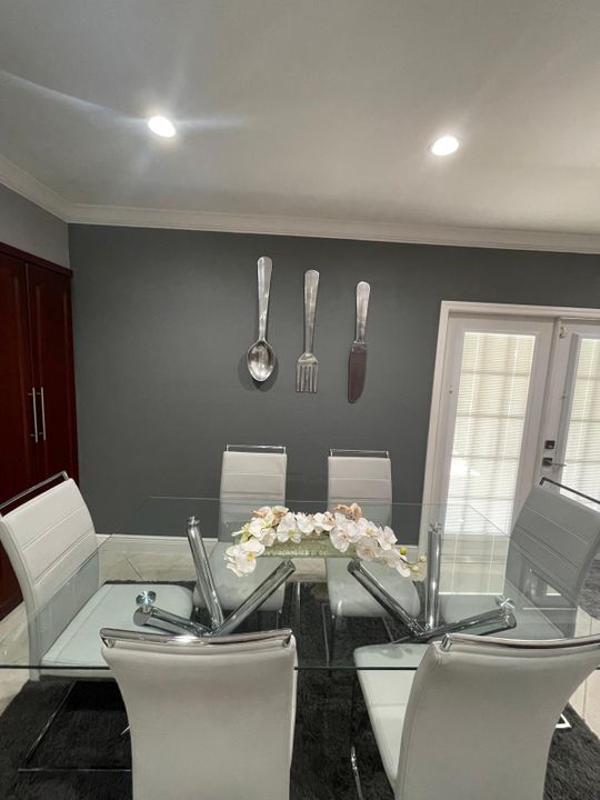 合同活跃: $3,500 (3 贝兹, 3 浴室, 1440 平方英尺)