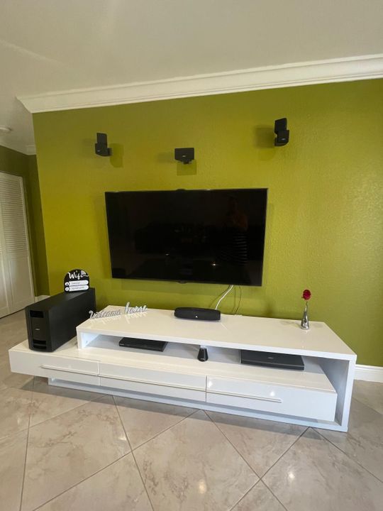 合同活跃: $3,500 (3 贝兹, 3 浴室, 1440 平方英尺)