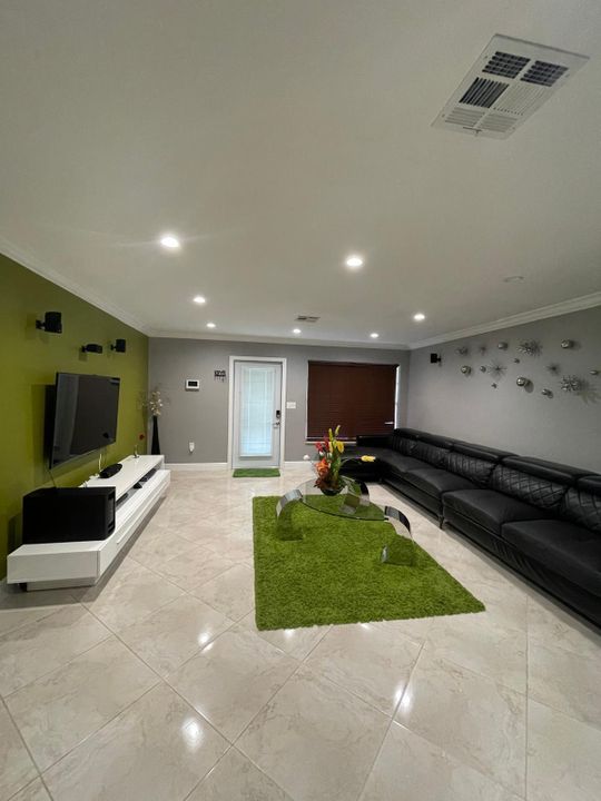 合同活跃: $3,500 (3 贝兹, 3 浴室, 1440 平方英尺)