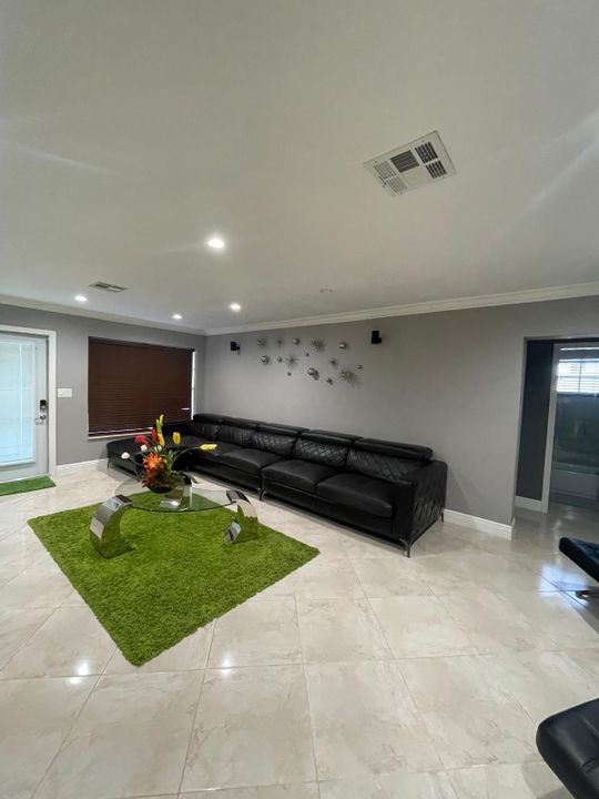 合同活跃: $3,500 (3 贝兹, 3 浴室, 1440 平方英尺)