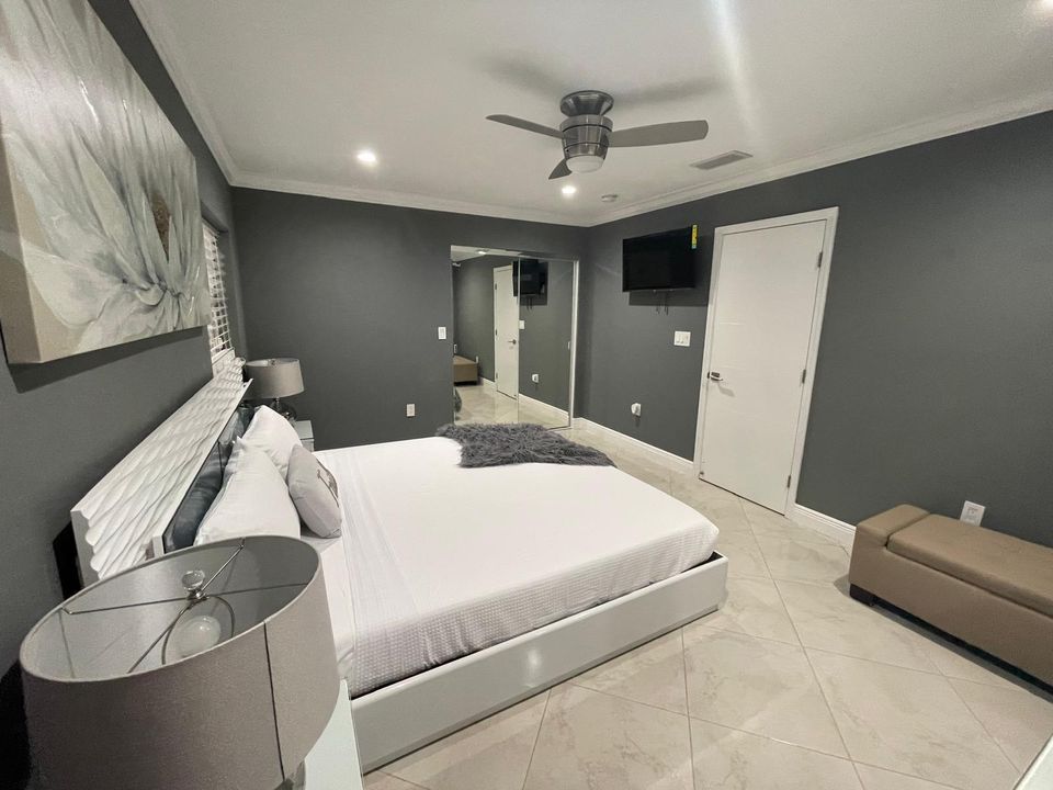 合同活跃: $3,500 (3 贝兹, 3 浴室, 1440 平方英尺)