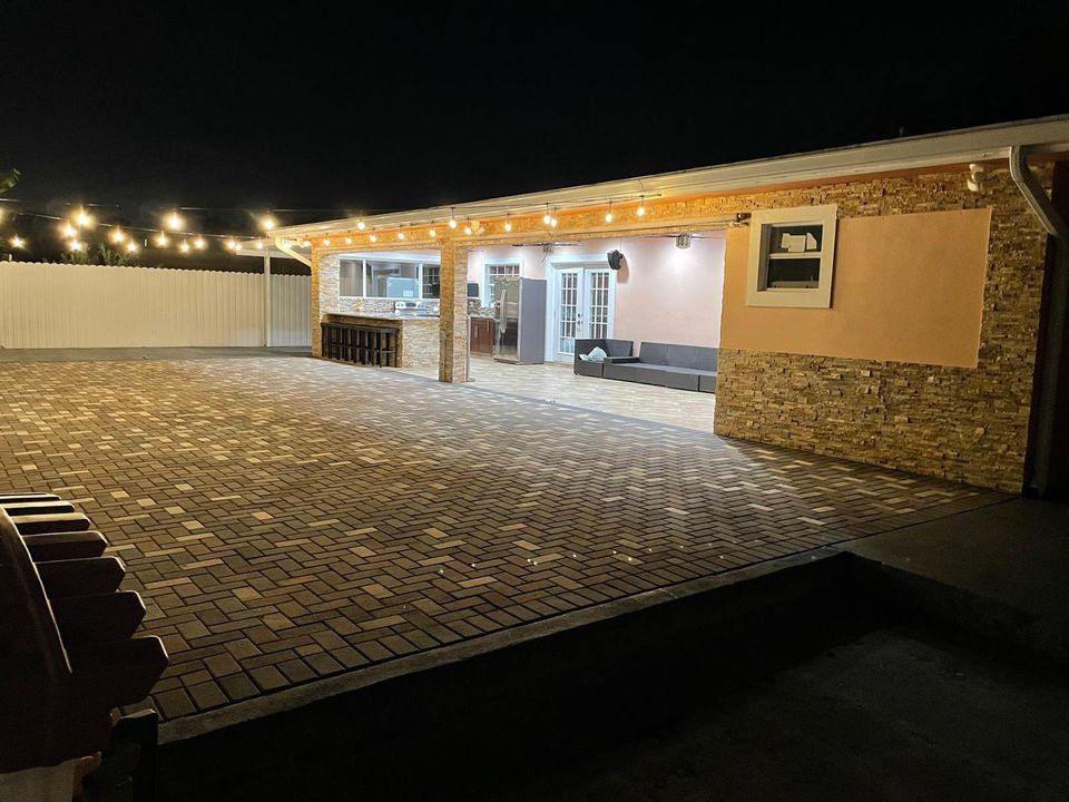 合同活跃: $3,500 (3 贝兹, 3 浴室, 1440 平方英尺)