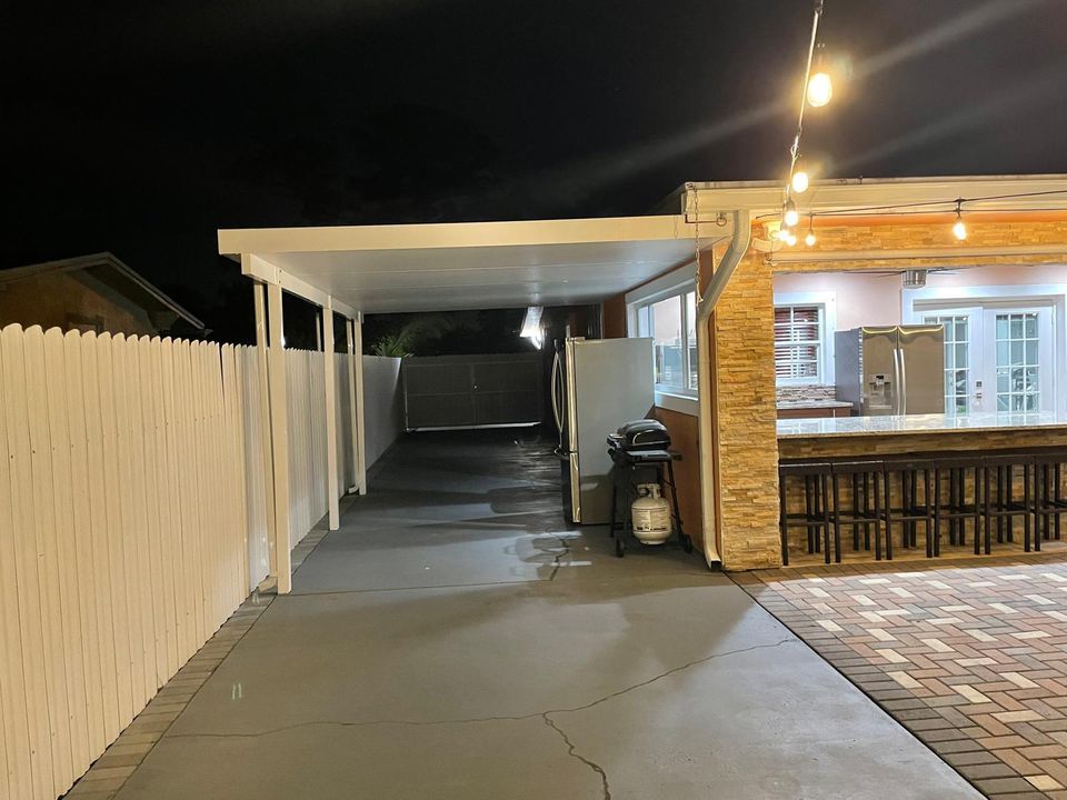 合同活跃: $3,500 (3 贝兹, 3 浴室, 1440 平方英尺)