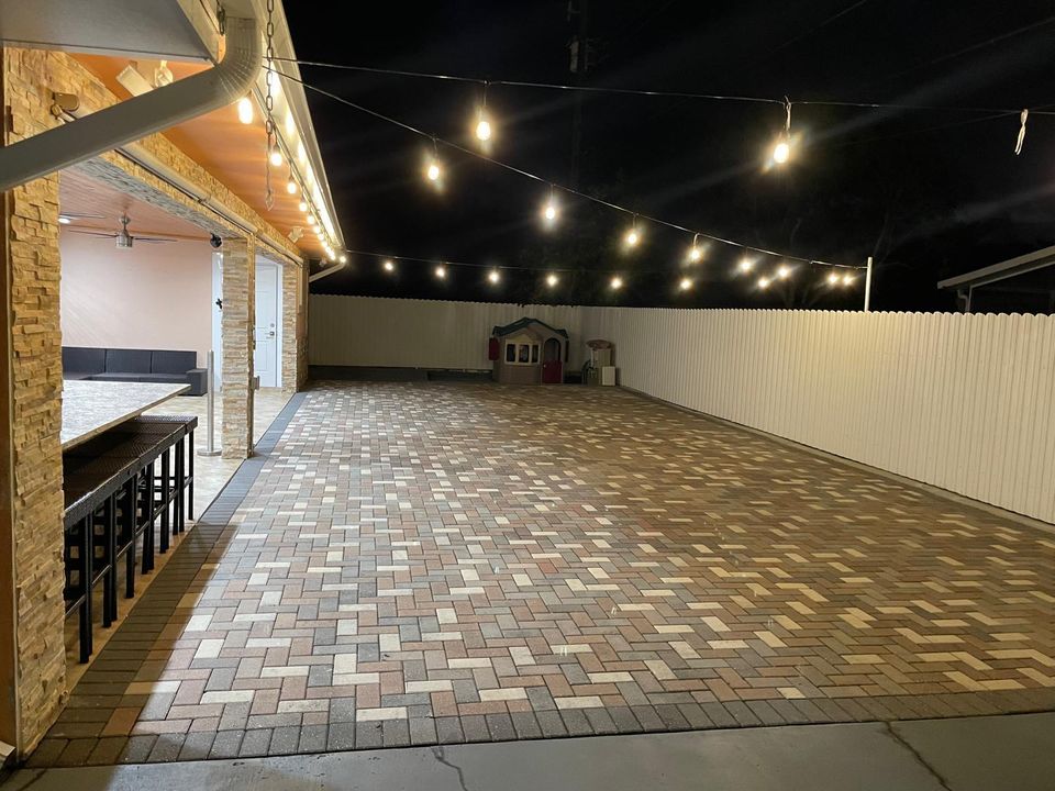 合同活跃: $3,500 (3 贝兹, 3 浴室, 1440 平方英尺)