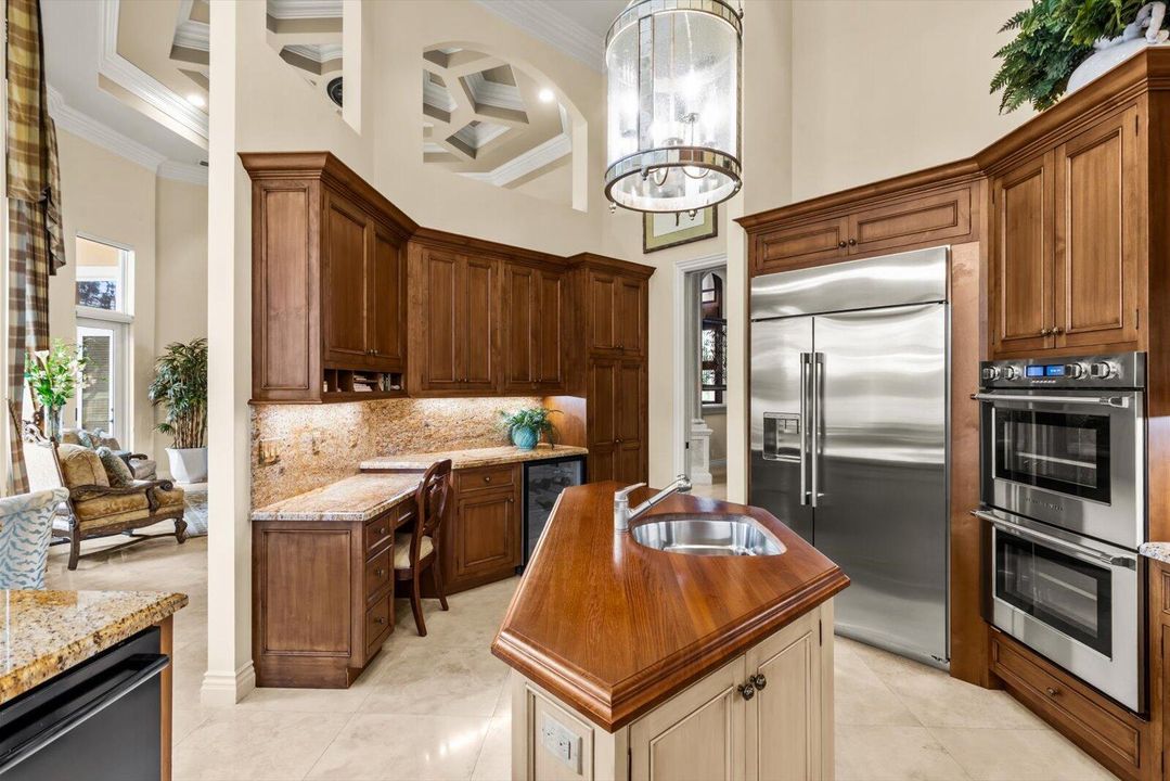 Под контрактом: $1,850,000 (3 спален, 4 ванн, 4360 Квадратных фут)