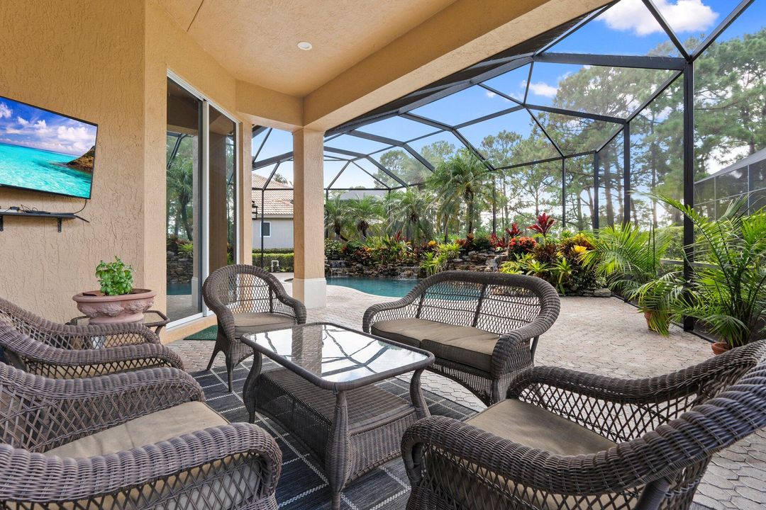 Activo con contrato: $575,000 (3 camas, 3 baños, 2724 Pies cuadrados)