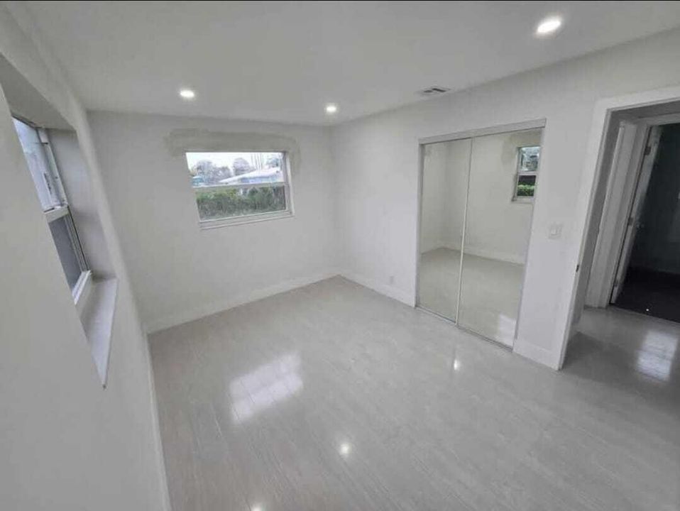 For Sale: $410,000 (3 beds, 1 baths, 936 Square Feet)