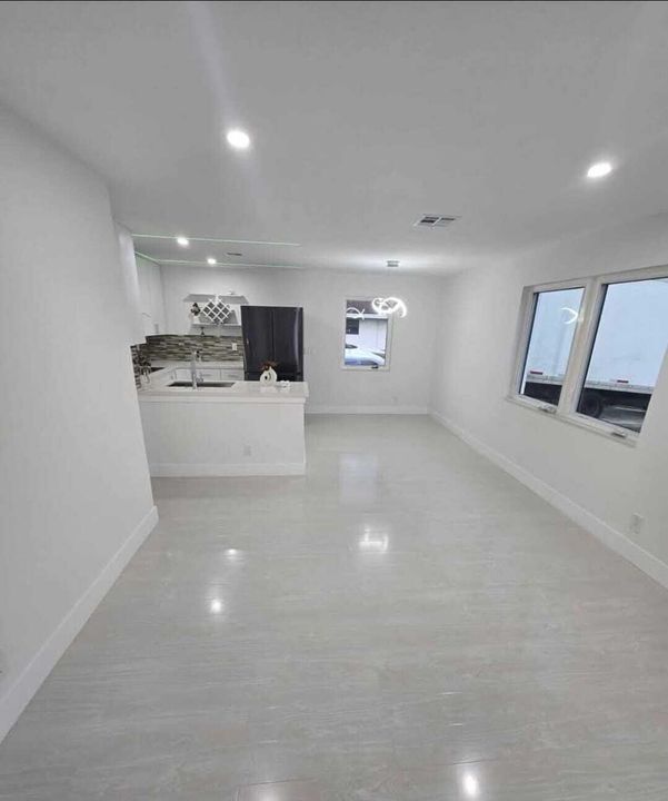 For Sale: $410,000 (3 beds, 1 baths, 936 Square Feet)