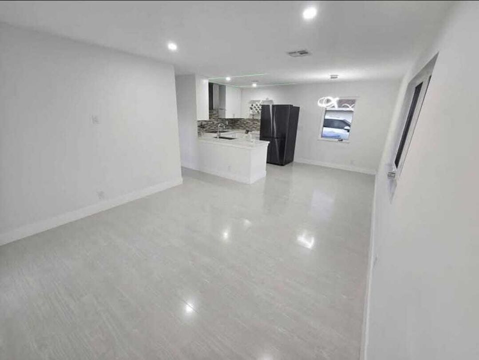 For Sale: $410,000 (3 beds, 1 baths, 936 Square Feet)