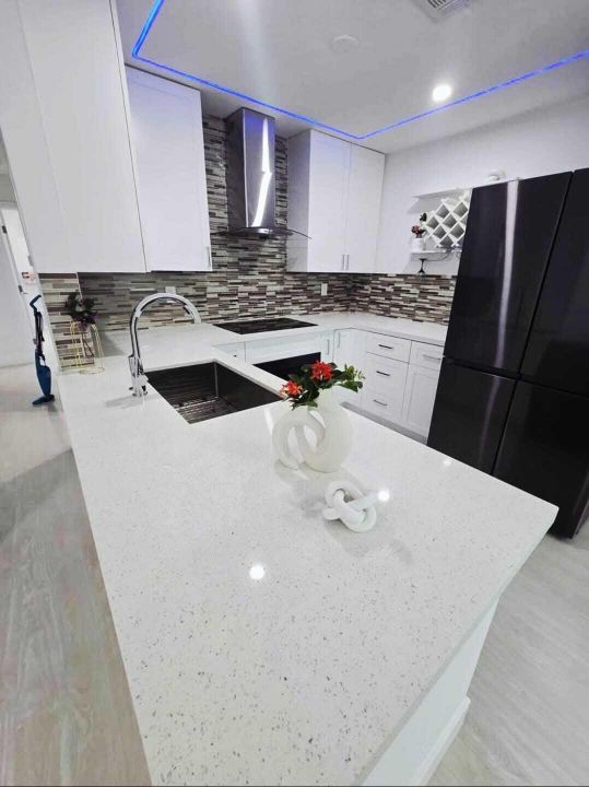 For Sale: $410,000 (3 beds, 1 baths, 936 Square Feet)