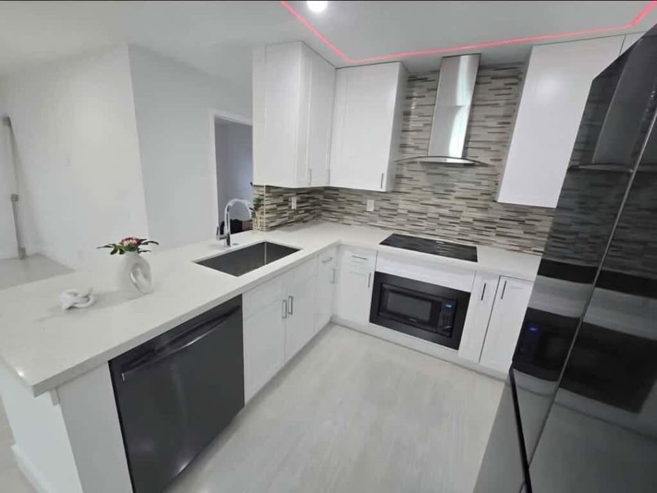 For Sale: $410,000 (3 beds, 1 baths, 936 Square Feet)