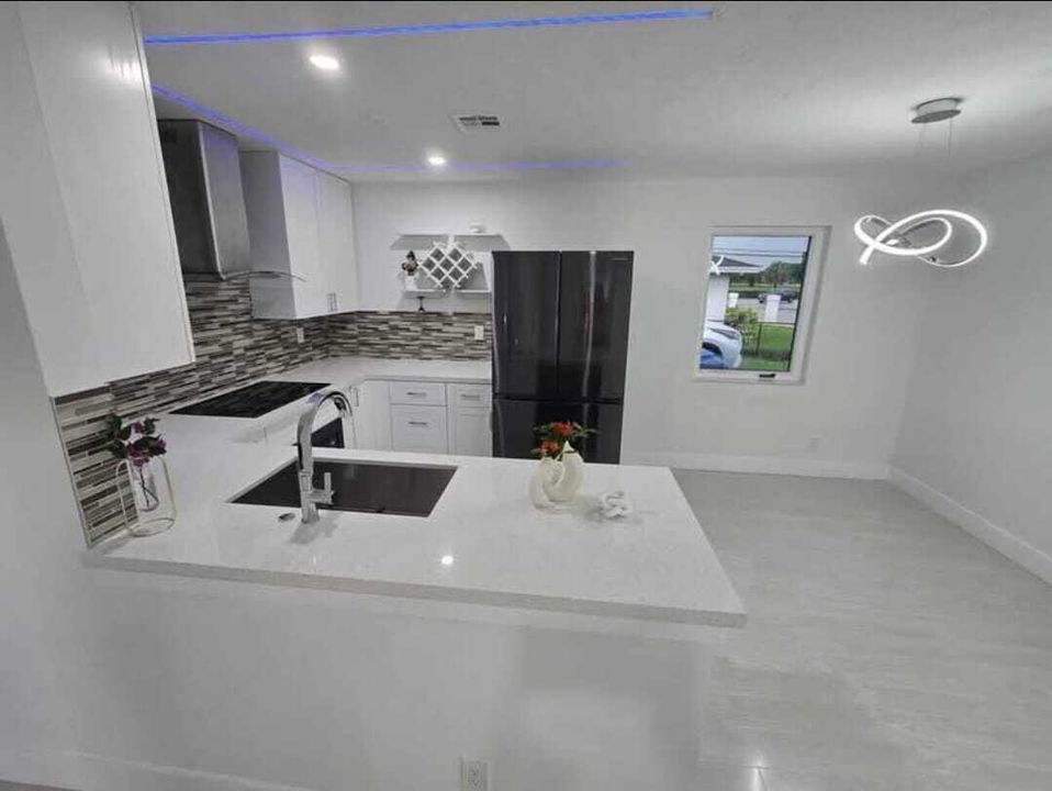 For Sale: $410,000 (3 beds, 1 baths, 936 Square Feet)