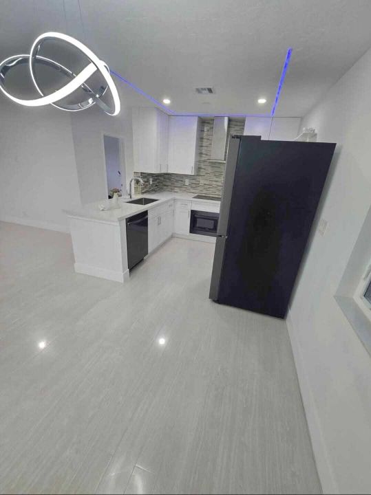 For Sale: $410,000 (3 beds, 1 baths, 936 Square Feet)