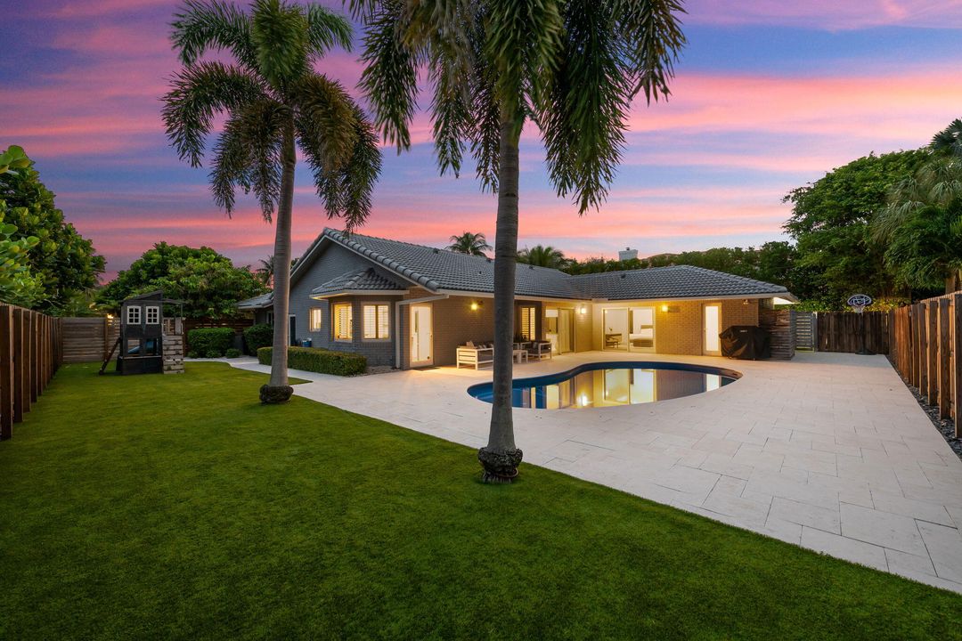 合同活跃: $1,399,000 (4 贝兹, 2 浴室, 2131 平方英尺)