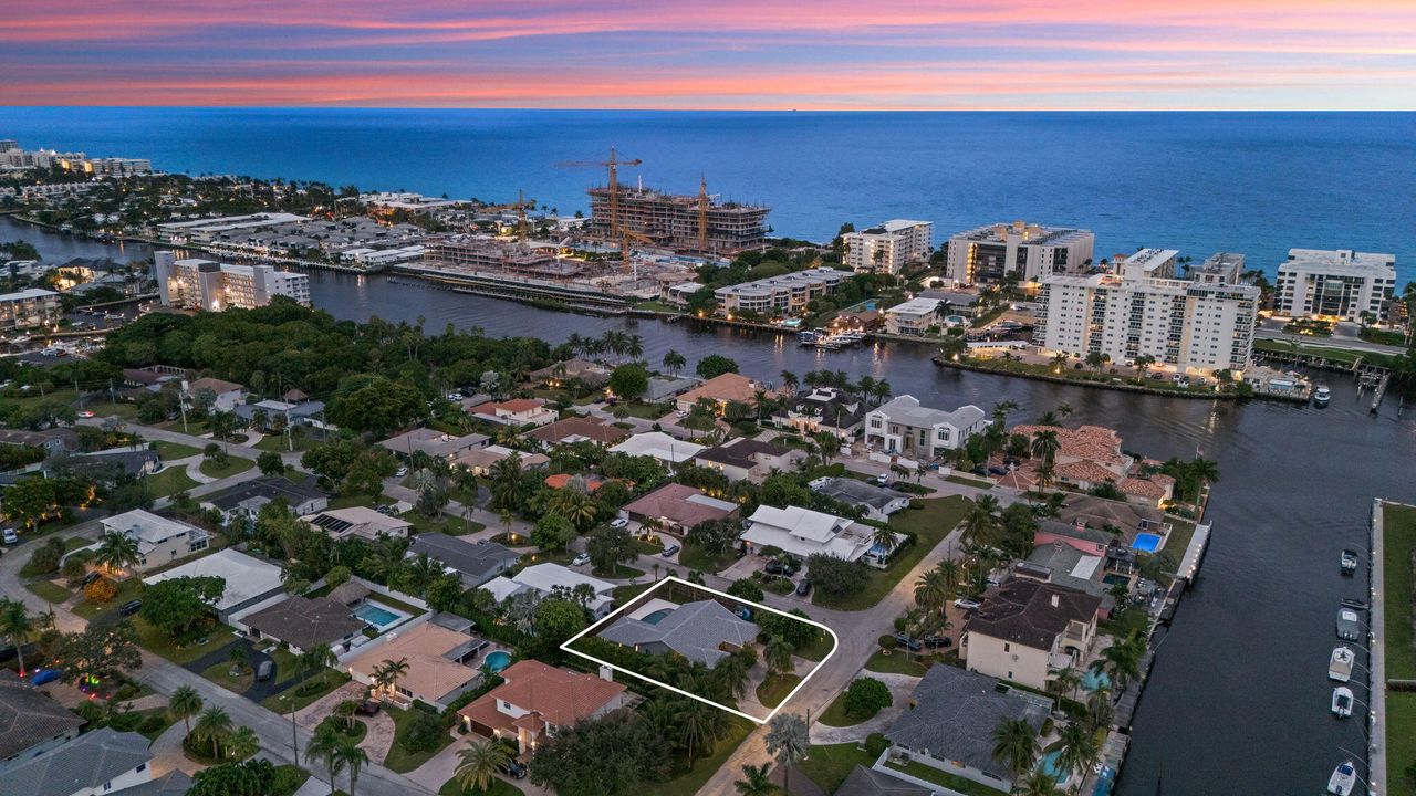 合同活跃: $1,399,000 (4 贝兹, 2 浴室, 2131 平方英尺)