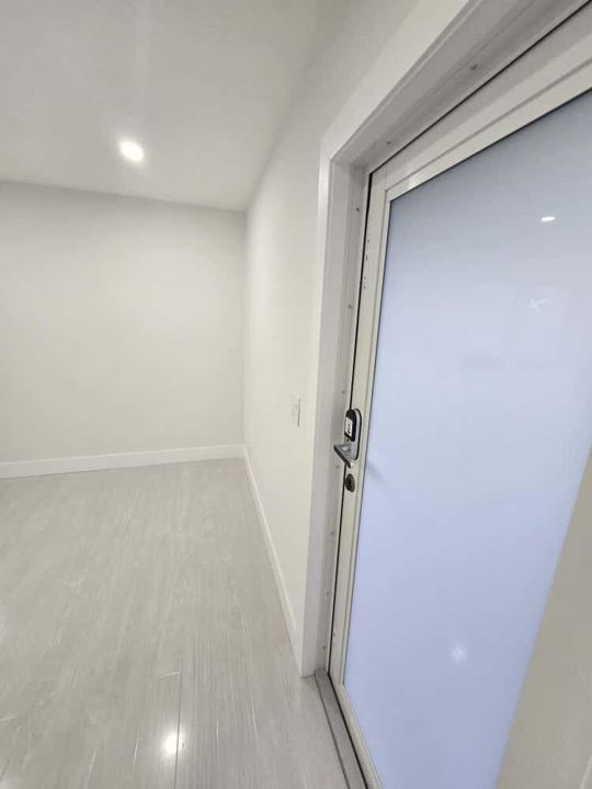 For Sale: $410,000 (3 beds, 1 baths, 936 Square Feet)