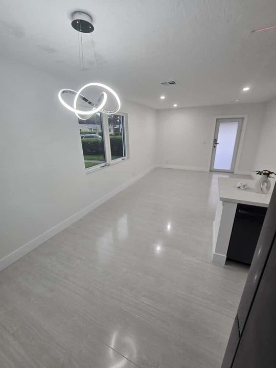 For Sale: $410,000 (3 beds, 1 baths, 936 Square Feet)