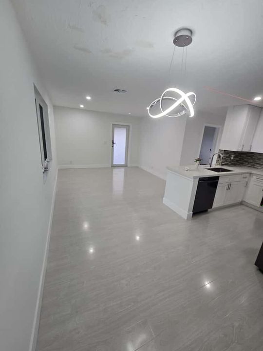 For Sale: $410,000 (3 beds, 1 baths, 936 Square Feet)